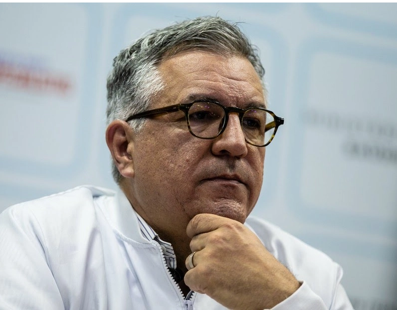 Ministro da Saúde socorre passageira em voo