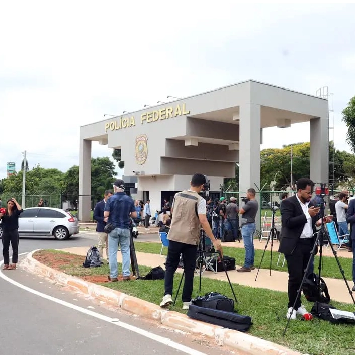 Manifestantes se dividem em frente à PF após prisão de Bolsonaro