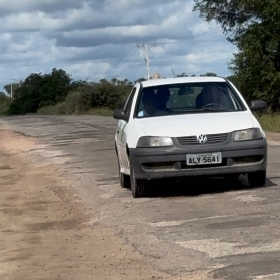 Visita de Jerônimo em cidade castigada por estrada ruim gera protesto: 'Venha de carro'