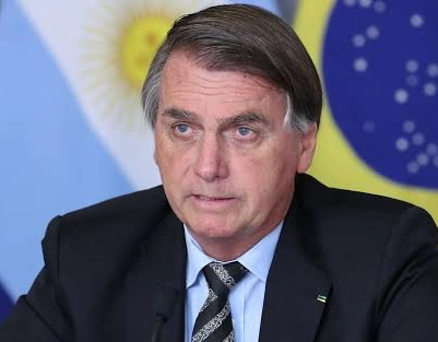 Bolsonaro diz a aliados não querer Michelle na disputa por Presidência, diz colunista