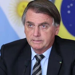 Bolsonaro diz a aliados não querer Michelle na disputa por Presidência, diz colunista