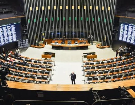 Apenas dois deputados baianos votam contra texto-base da minirreforma eleitoral; veja votos da bancada