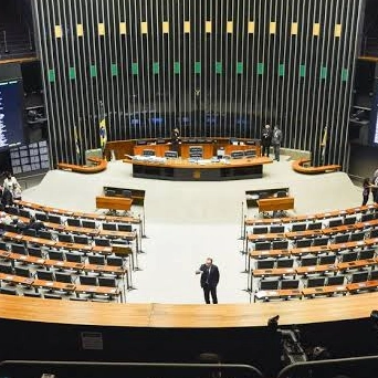 Apenas dois deputados baianos votam contra texto-base da minirreforma eleitoral; veja votos da bancada