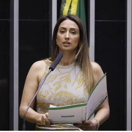 Ex-ministra de Bolsonaro, Flávia Arruda vai receber título de Cidadã Baiana