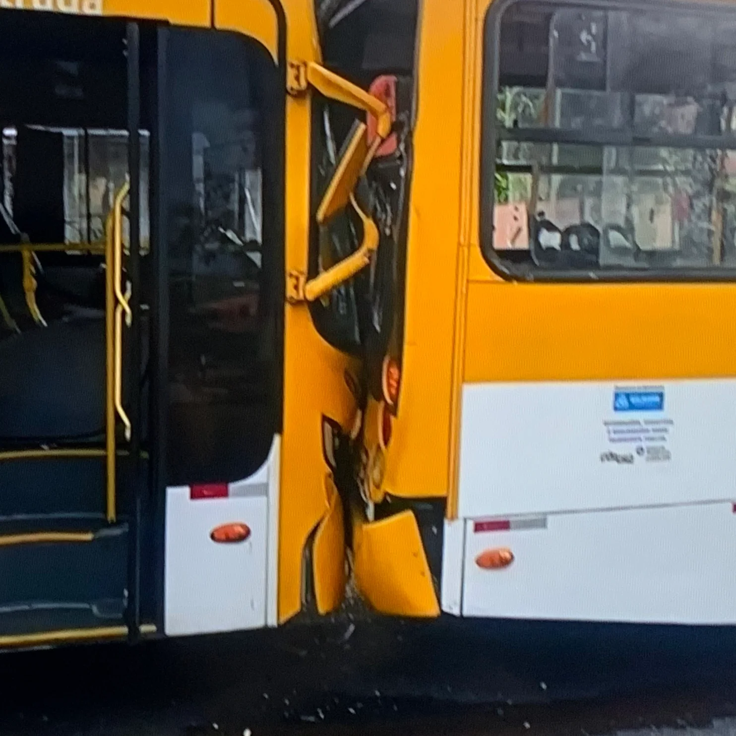 Batida entre três ônibus deixa ao menos 20 pessoas feridas na Suburbana