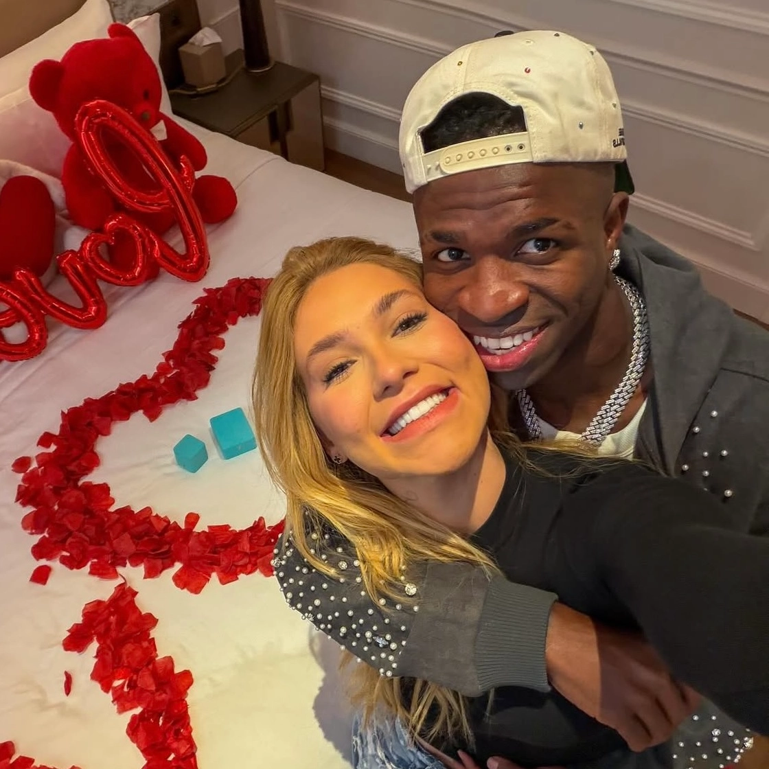 Vinícius Júnior e Virginia Fonseca assumem romance