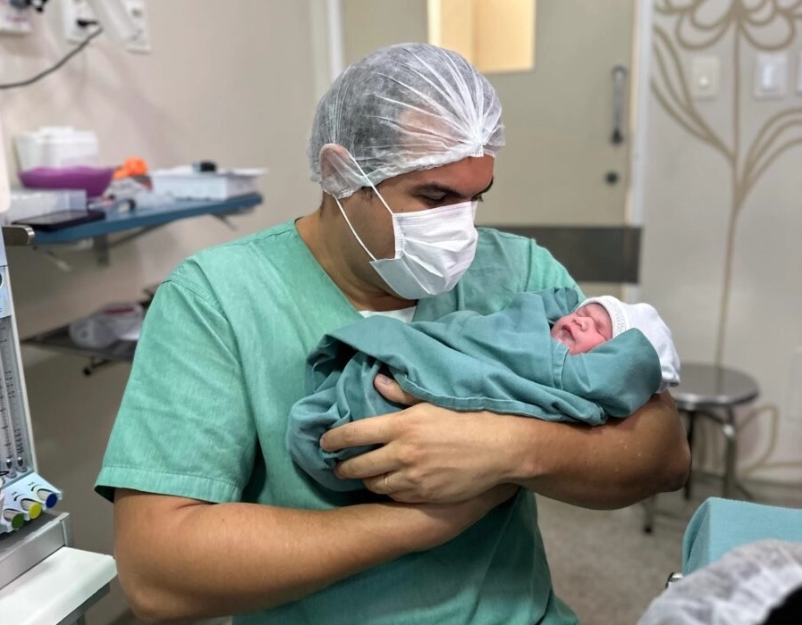 Pai com deficiência visual acompanha nascimento da filha com narração sensorial em Salvador