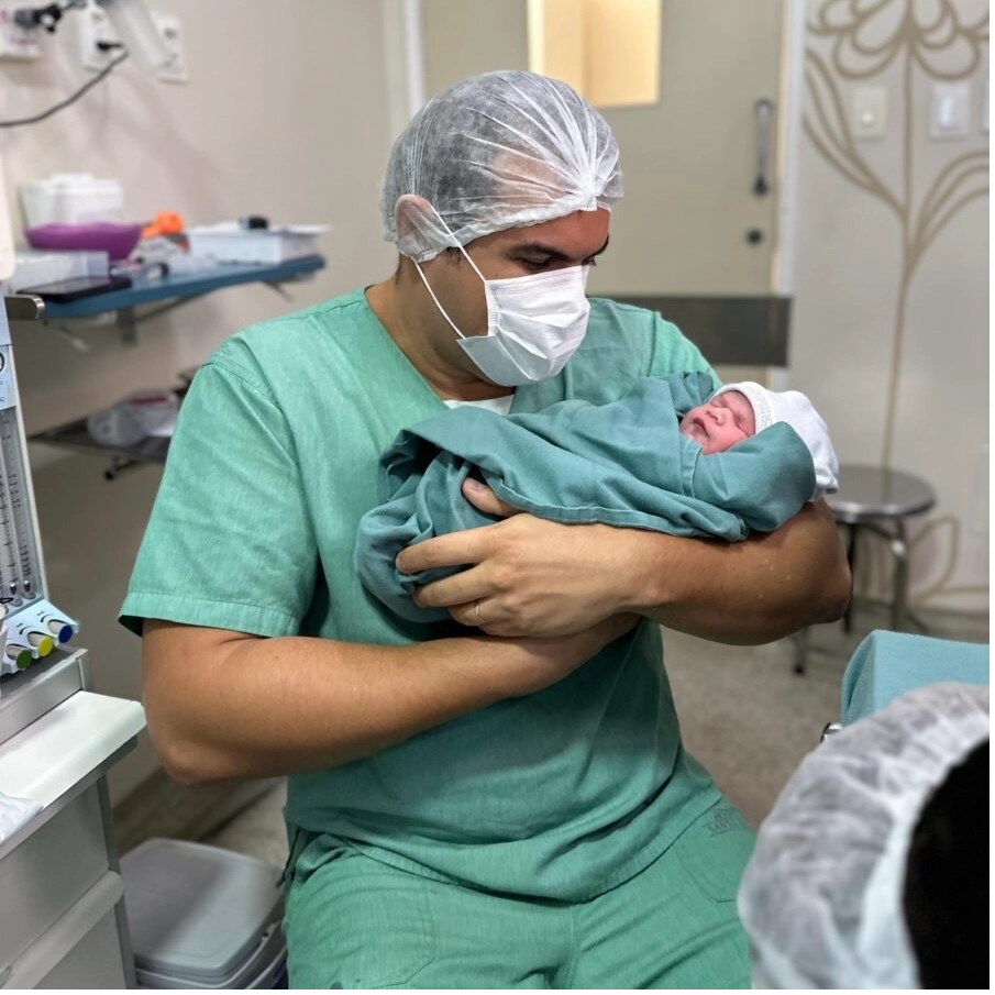 Pai com deficiência visual acompanha nascimento da filha com narração sensorial em Salvador