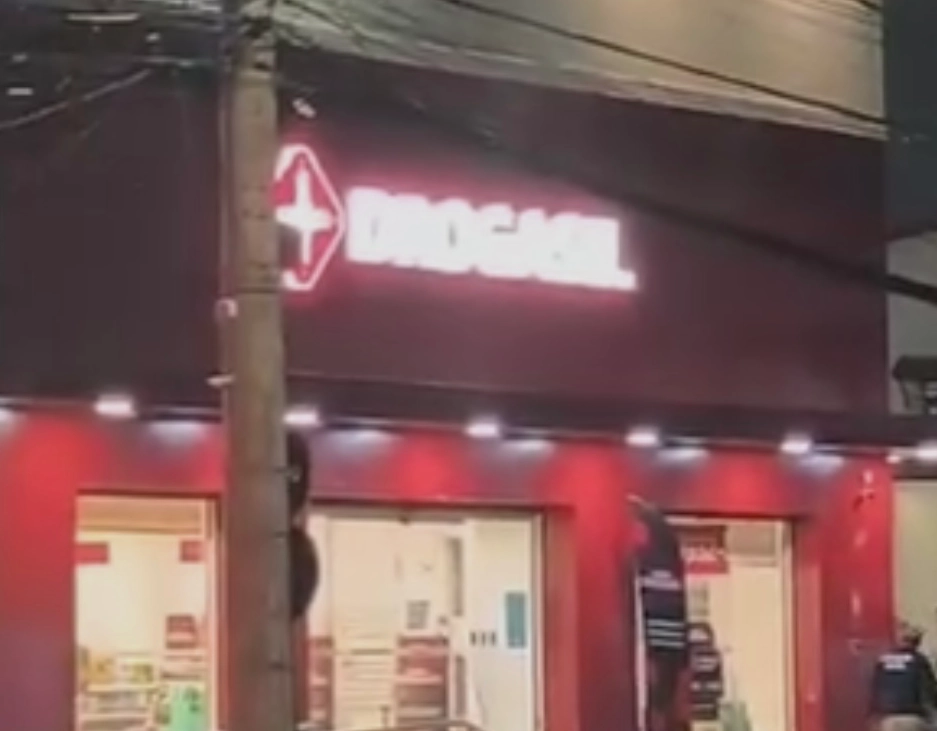 Dois são presos após assalto a farmácia na Pituba; houve tiroteio