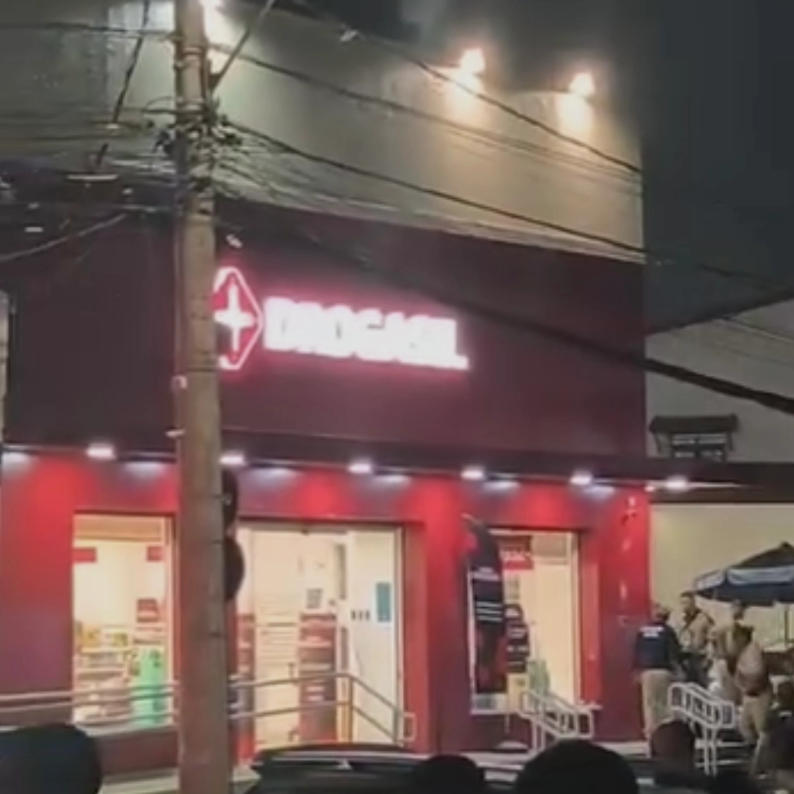 Dois são presos após assalto a farmácia na Pituba; houve tiroteio