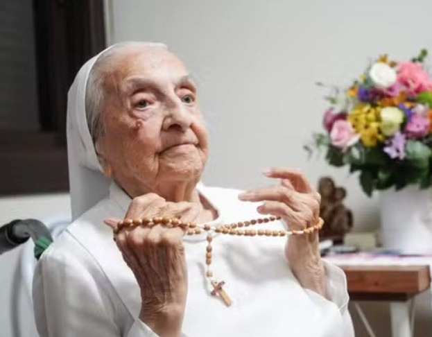 Com 116 anos, freira gaúcha é reconhecida como a pessoa mais velha do mundo