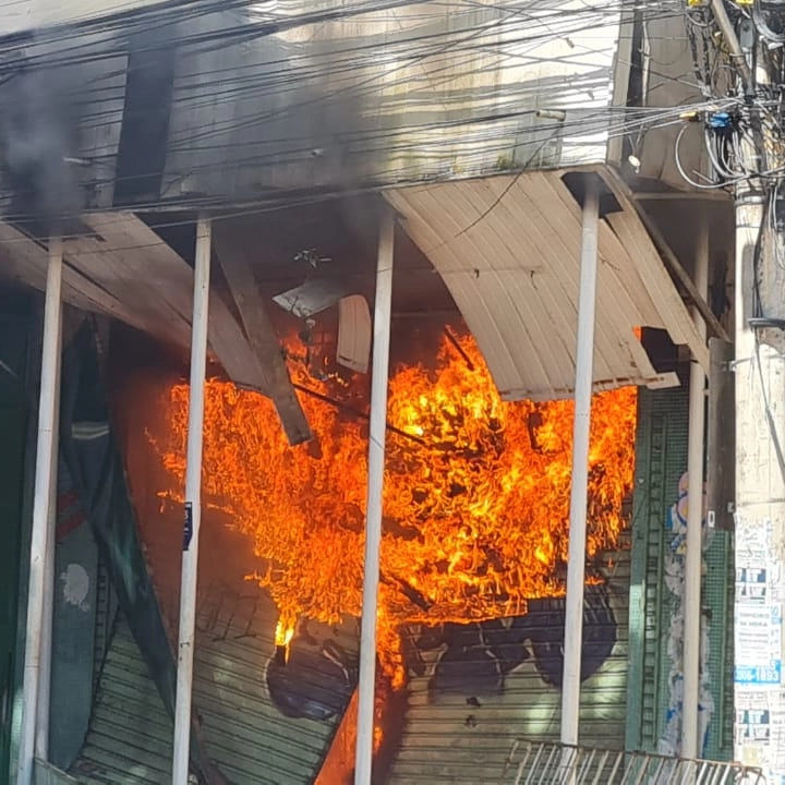 Casarão e loja pegam fogo na Avenida Sete