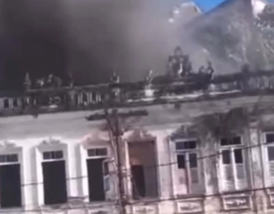 Assista: Incêndio atinge casarão na Baixa dos Sapateiros em Salvador