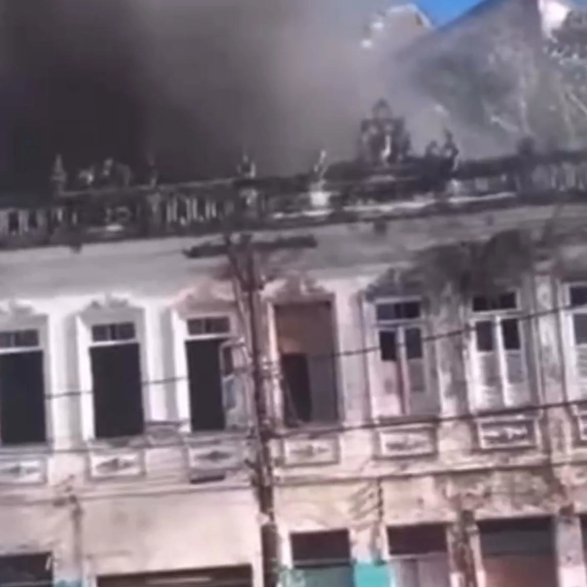 Assista: Incêndio atinge casarão na Baixa dos Sapateiros em Salvador