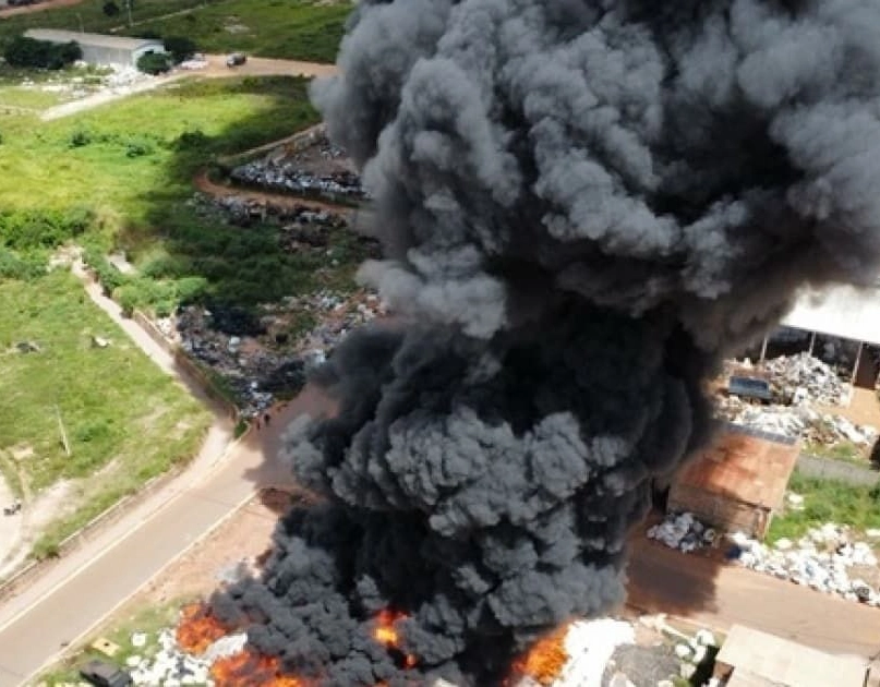 Fogo toma conta de depósito de reciclagem no interior da Bahia