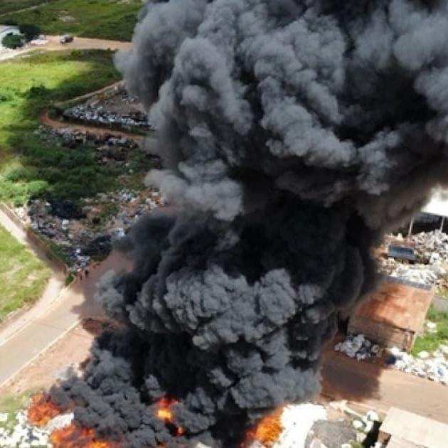 Fogo toma conta de depósito de reciclagem no interior da Bahia