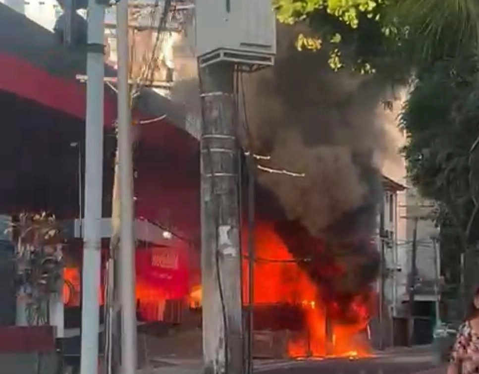 Incêndio atinge supermercado que ia ser inaugurado esta semana em Salvador