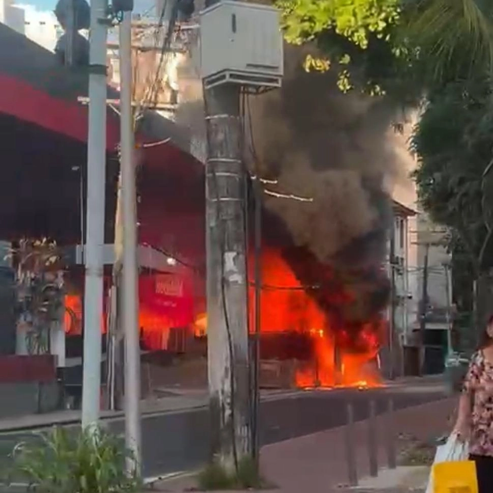 Incêndio atinge supermercado que ia ser inaugurado esta semana em Salvador