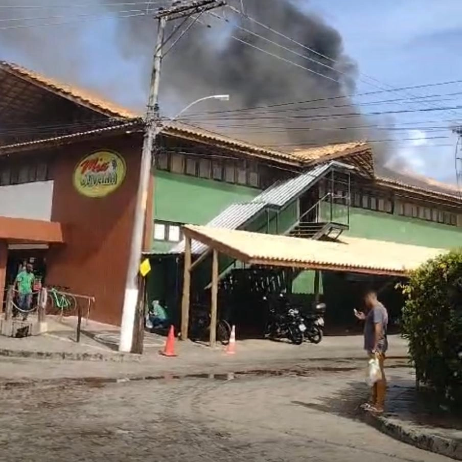 Incêndio atinge supermercado em Praia do Forte