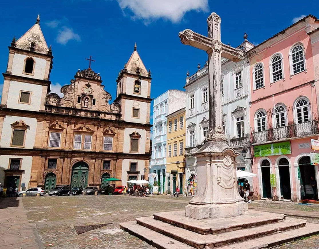 Telhado da Igreja de São Francisco de Assis desaba e deixa feridos em Salvador