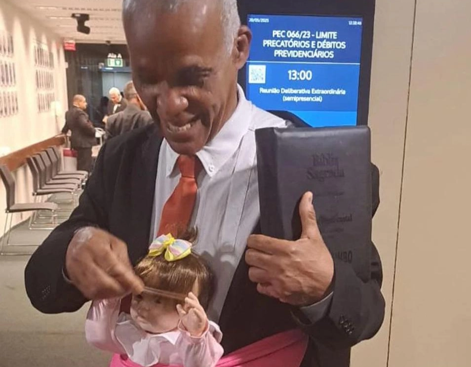 Assista: Deputado Federal baiano leva bebê reborn ao plenário e discute uso de bonecas hiper-realistas