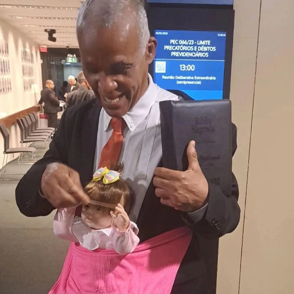 Assista: Deputado Federal baiano leva bebê reborn ao plenário e discute uso de bonecas hiper-realistas