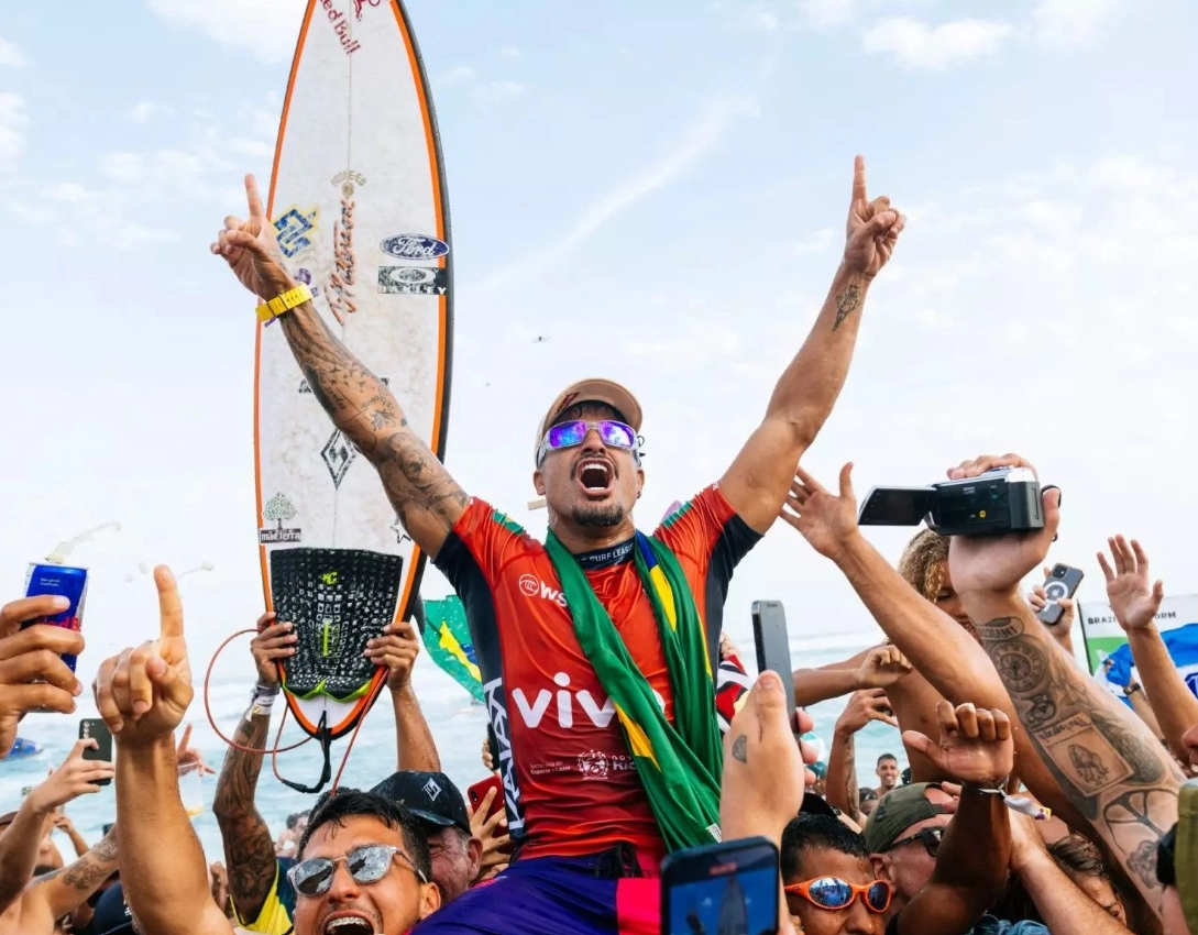 Ítalo Ferreira é campeão de surfe em Saquarema e entra no top 5 da WSL