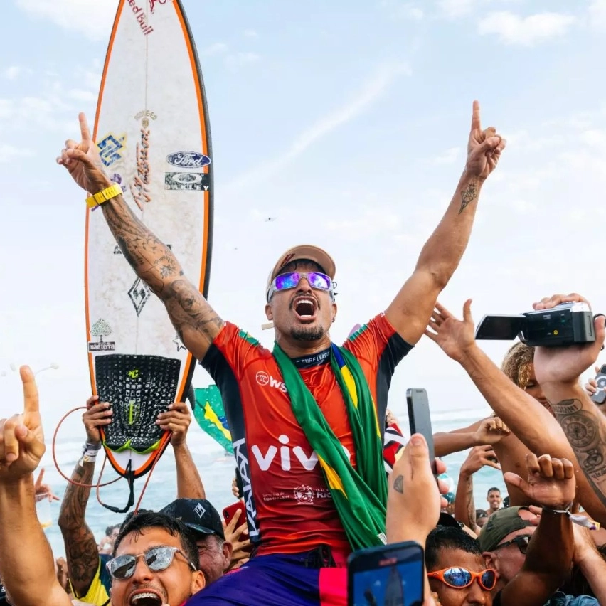 Ítalo Ferreira é campeão de surfe em Saquarema e entra no top 5 da WSL