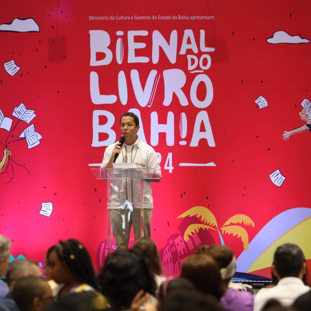 Primeiro dia da Bienal do Livro Bahia promove encontro de estudantes da rede estadual com escritor premiado Itamar Vieira Júnior