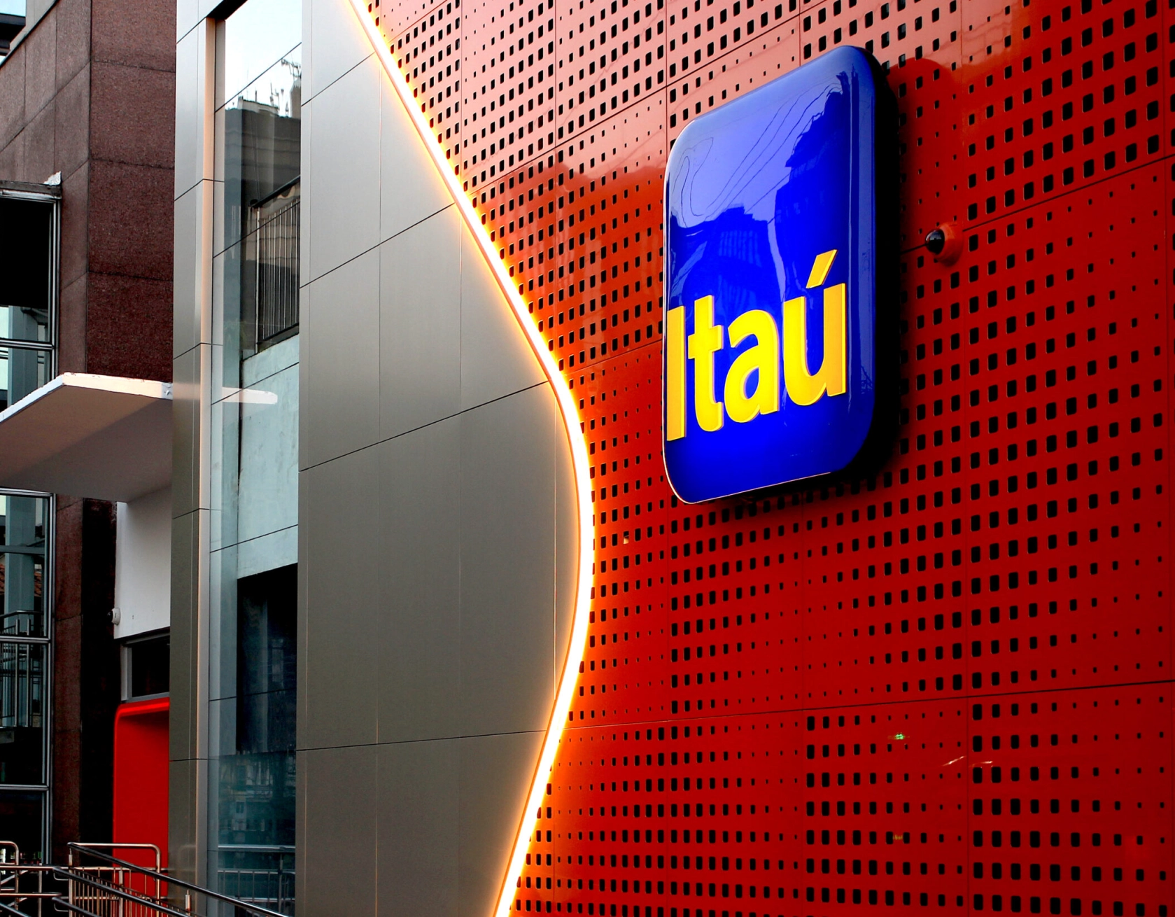 Itaú fecha agência transfere mais de 24 mil clientes, em Salvador