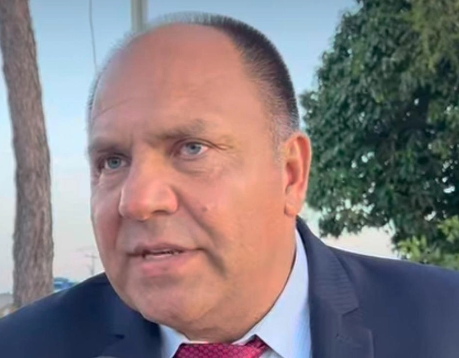 Assista: ex-prefeito convoca "Guerra de Espadas" em cidade baiana