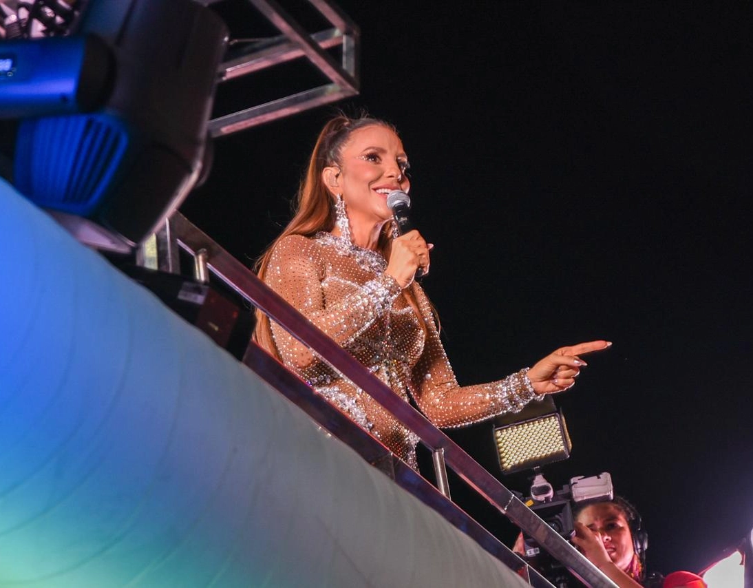 Assista: Ivete Sangalo celebra aniversário com amigos e família em Salvador