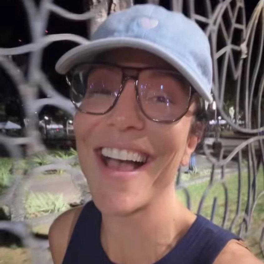 Assista: Ivete Sangalo registra caminhada noturna em Salvador e compartilha na rede social