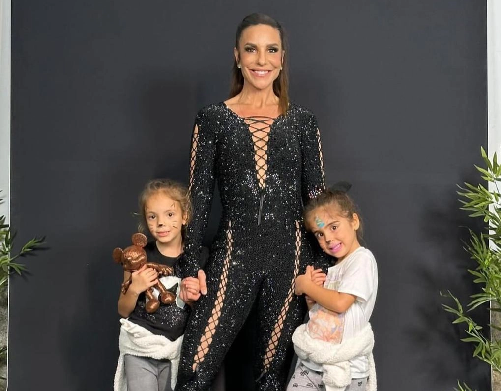 Ivete Sangalo assiste apresentação das filhas em Shopping de Salvador