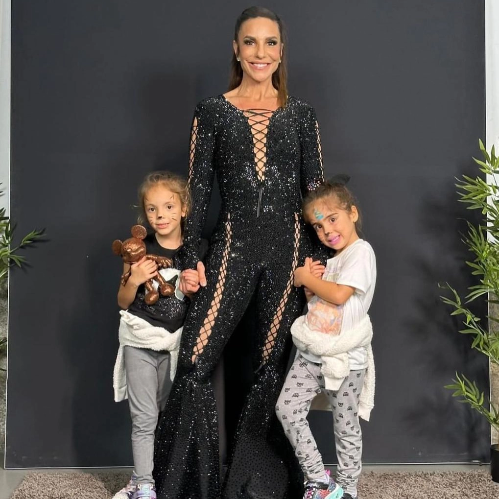 Ivete Sangalo assiste apresentação das filhas em Shopping de Salvador