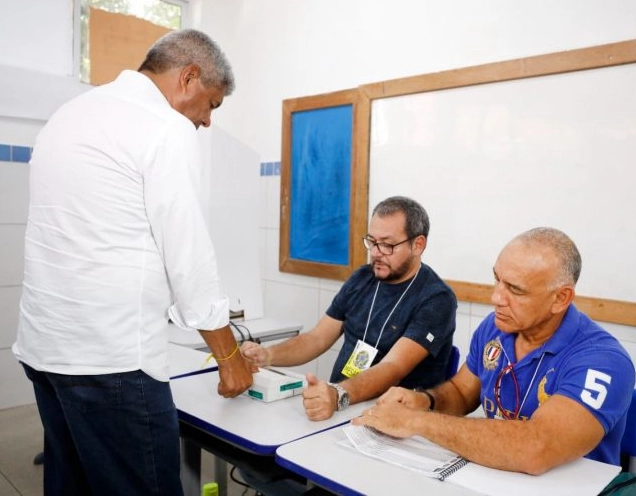 Em Salvador, Jerônimo Rodrigues registra o voto no primeiro turno das eleições municipais