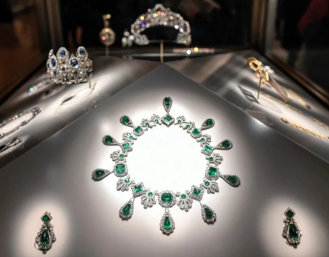 Roubo no Louvre: polícia prende dois suspeitos de levar joias históricas de Paris