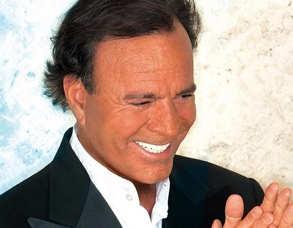 Julio Iglesias leva 42 quilos de alimentos na mala e é detido em aeroporto