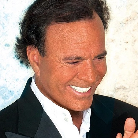 Julio Iglesias leva 42 quilos de alimentos na mala e é detido em aeroporto