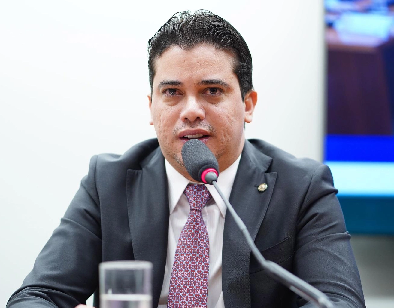 Deputado federal é alvo da PF em investigação sobre desvios de dinheiro público