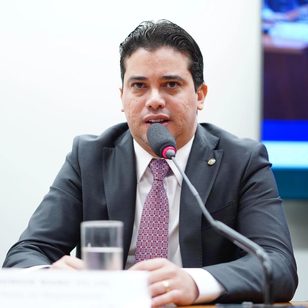 Deputado federal é alvo da PF em investigação sobre desvios de dinheiro público