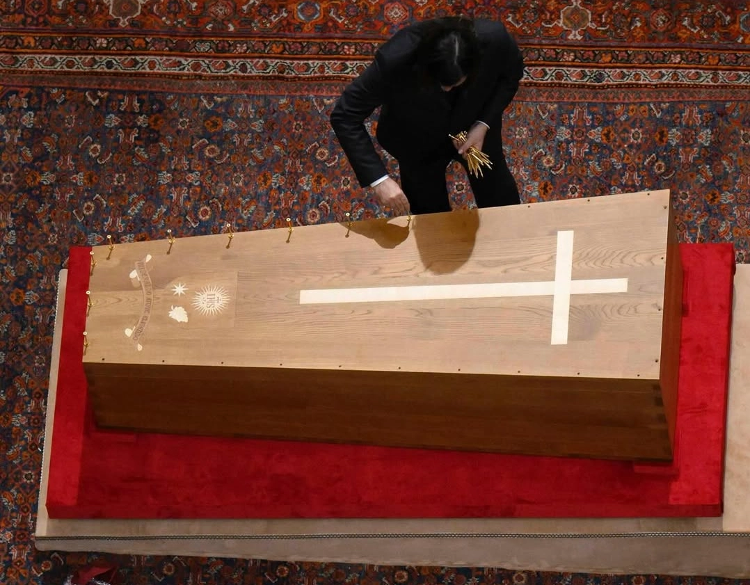Caixão do papa Francisco é lacrado em cerimônia íntima no Vaticano; veja vídeo