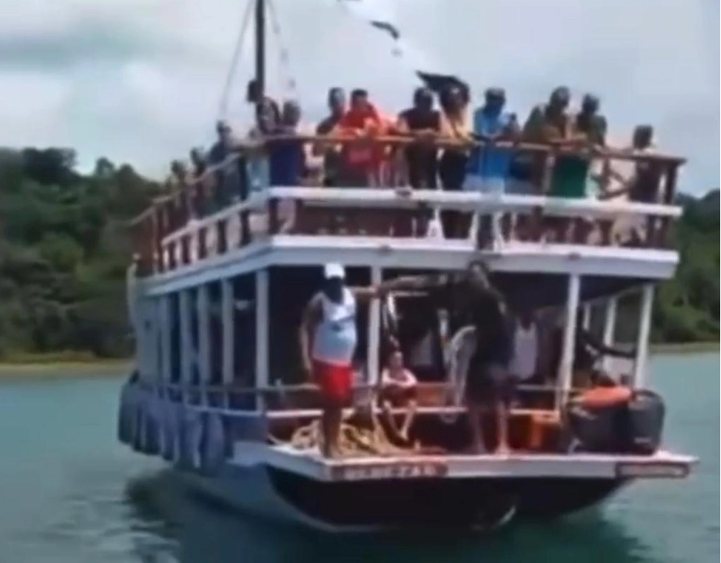 Assista: lancha bate em canoa que naufraga com duas pessoas em Madre de Deus