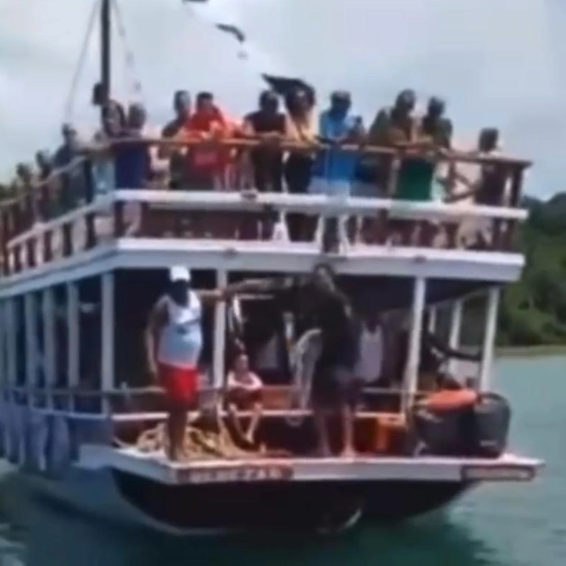 Assista: lancha bate em canoa, que naufraga com duas pessoas, em Madre de Deus