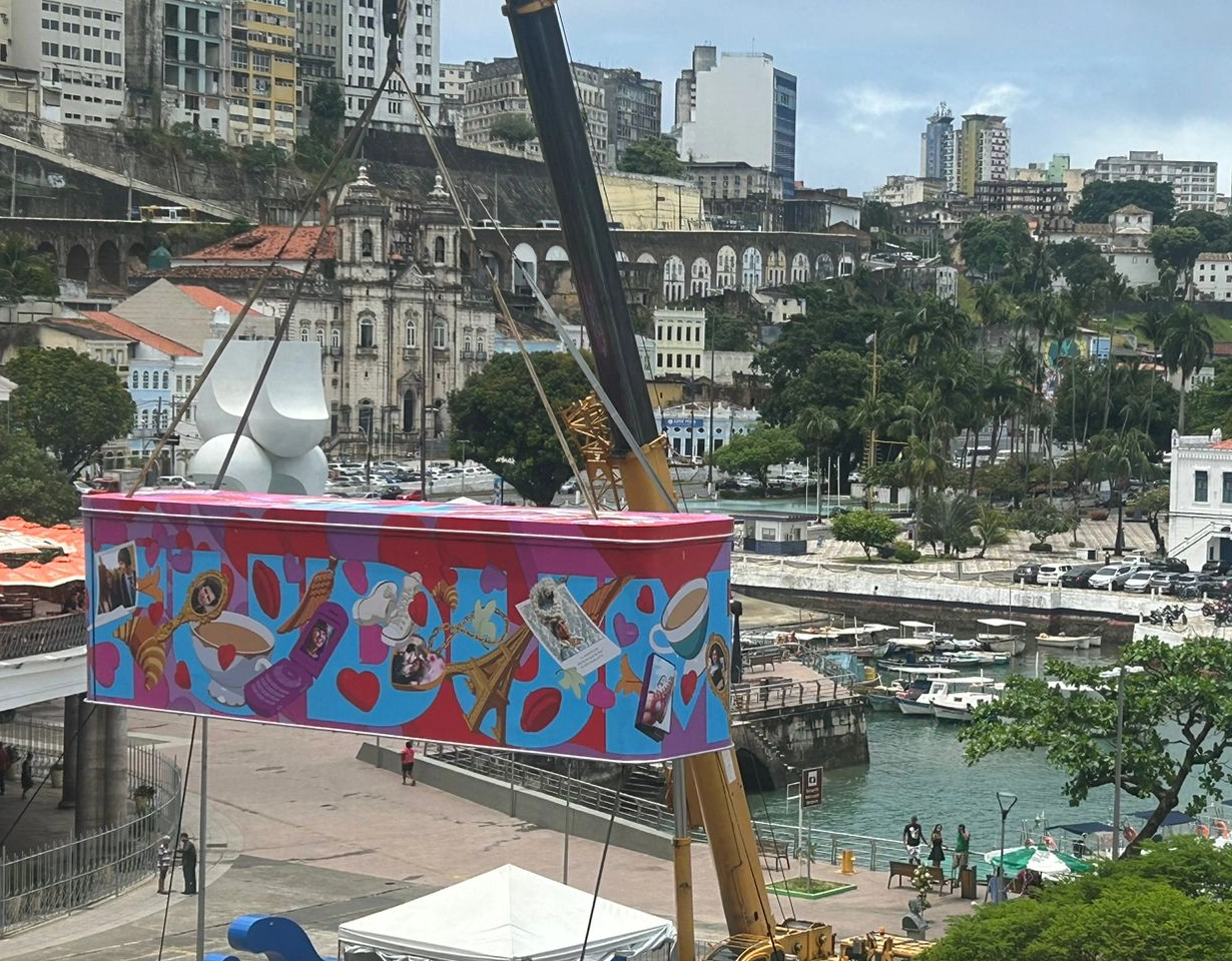 Netflix instala 'lata gigante' em Salvador; saiba o que é