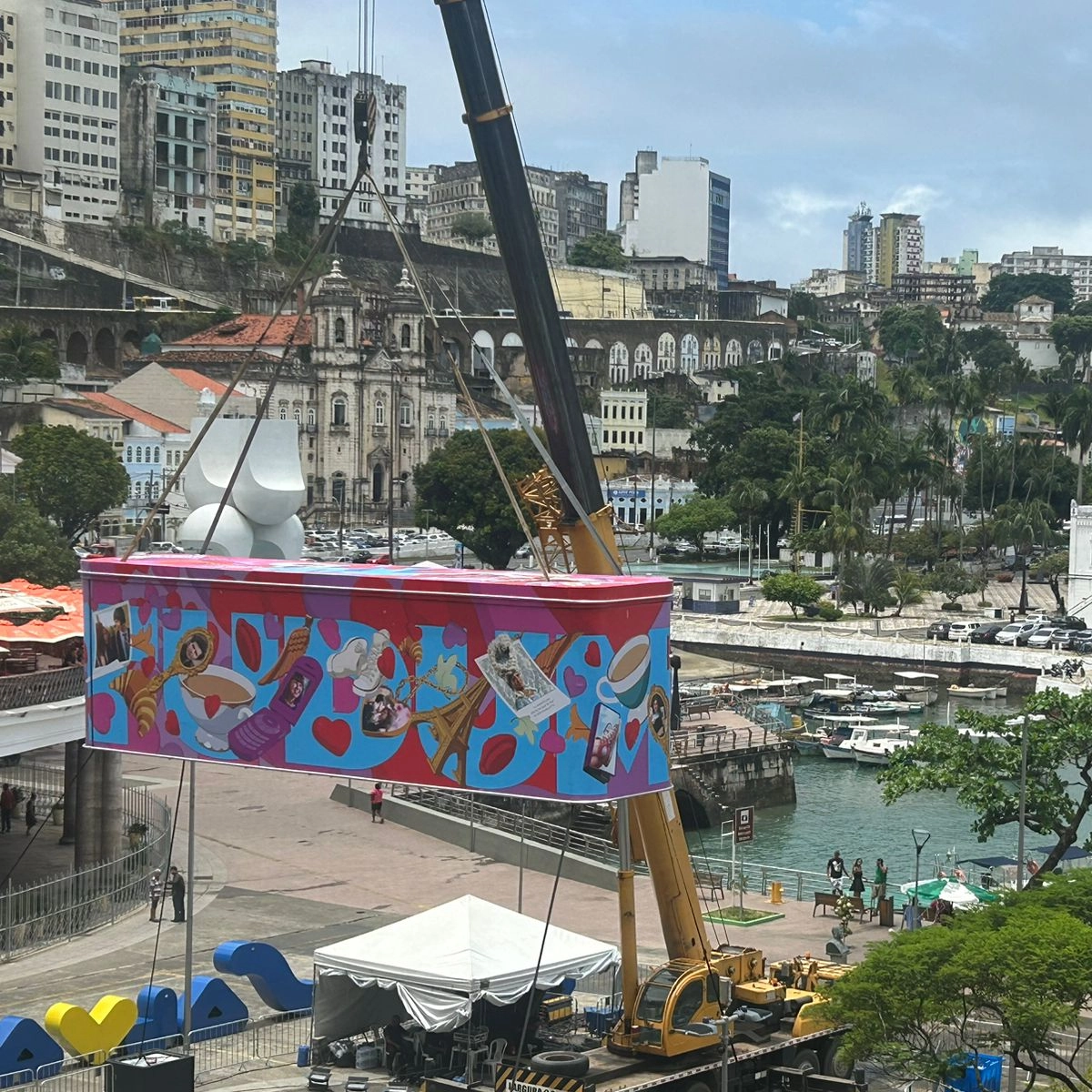 Netflix instala 'lata gigante' em Salvador; saiba o que é