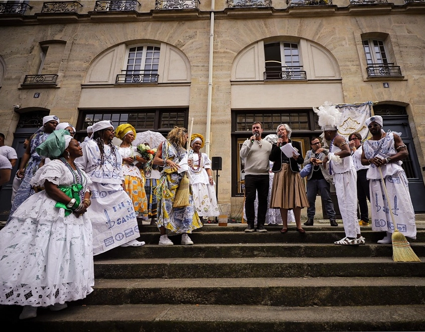 Cultura Afro-Brasileira é celebrada em Paris com lavagem de escadaria semelhante a Lavagem do Bonfim