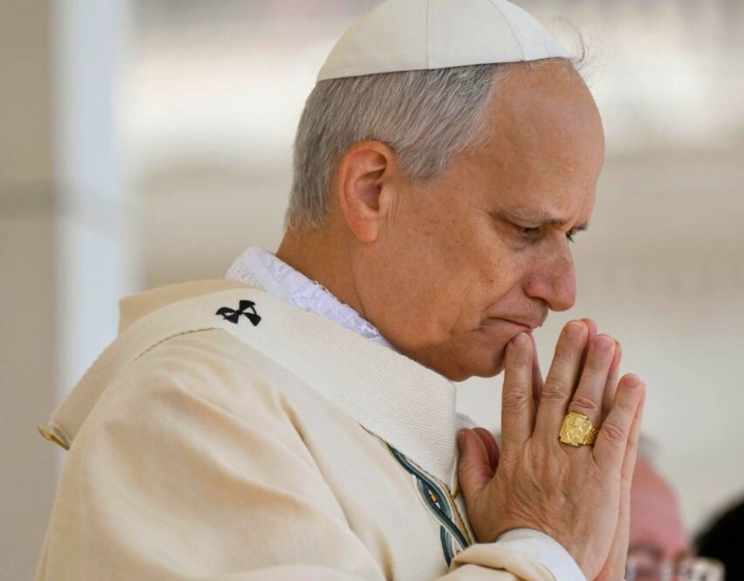 Papa Leão XIV recebe Anel do Pescador e inicia, oficialmente, o pontificado: 'Fui escolhido sem mérito'