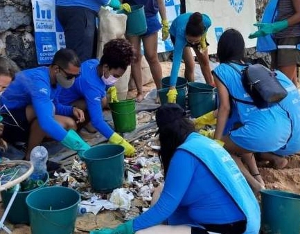 Voluntários participam de ações de limpeza das praias da Boca do Rio e da Barra neste fim de semana