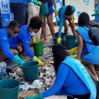 Voluntários participam de ações de limpeza das praias da Boca do Rio e da Barra neste fim de semana